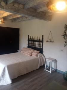 um quarto com uma cama grande e uma mesa em La casina del Güeña em Cangas de Onís