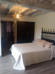 um quarto com uma cama grande num quarto em La casina del Güeña em Cangas de Onís