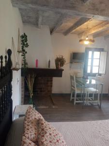 uma sala de estar com uma mesa e uma sala de jantar em La casina del Güeña em Cangas de Onís