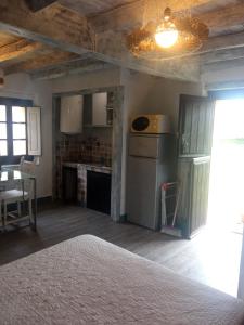 um quarto com uma cozinha com placa de fogão e forno em La casina del Güeña em Cangas de Onís