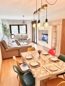 ein Esszimmer und ein Wohnzimmer mit einem Tisch und Stühlen in der Unterkunft Candela Beach Luxury Apartament in Motril