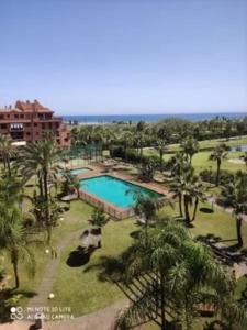 een luchtzicht op een resort met een zwembad en palmbomen bij Candela Beach Luxury Apartament in Motril