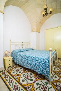 a bedroom with a bed in a room with a rug at B&B Il Granaio in Nociglia