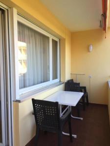 une chambre avec une table, des chaises et une fenêtre dans l'établissement Appartamento Doris, à Locarno