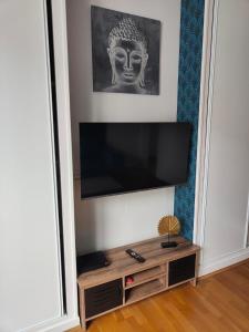 En tv och/eller ett underhållningssystem på Appartement cosy rethel