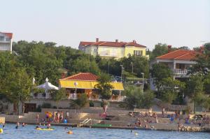 grupa ludzi pływających w wodzie w obiekcie Villa Simfonija w mieście Malinska