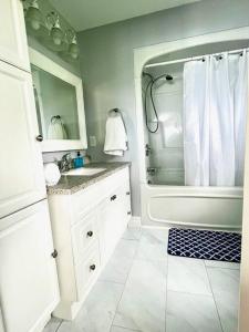une salle de bain avec une douche, un lavabo et un miroir dans l'établissement Cozy Waterfront Cottage in Victoria Harbour, à Victoria Harbour 20 autres photos