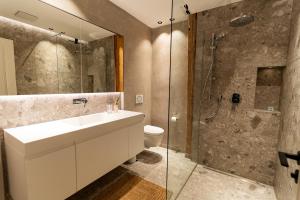 a bathroom with a sink and a shower at Wunderschönes Altbaujuwel in ruhiger Innenstadtlage in Augsburg