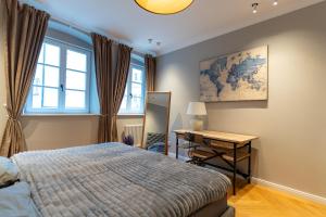 1 dormitorio con cama y escritorio en Wunderschönes Altbaujuwel in ruhiger Innenstadtlage en Augsburg