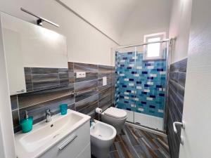 ein Bad mit einem Waschbecken, einem WC und einer Dusche in der Unterkunft Casa vacanze centro storico Procida in Procida