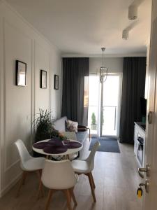 Televízia a/alebo spoločenská miestnosť v ubytovaní Apartament Grażyna Stańczyka