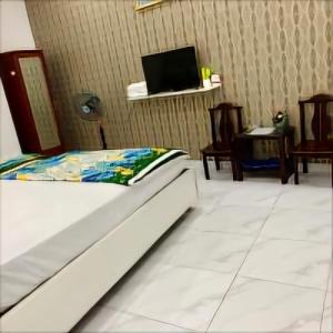 Mai thao في فنغ تاو: غرفة نوم بسرير وتلفزيون على جدار