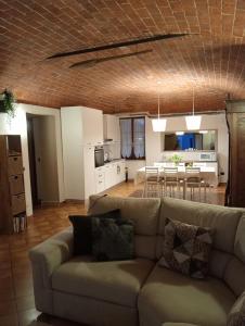 een woonkamer met een bank en een eetkamer bij Anticopodere in Casorzo