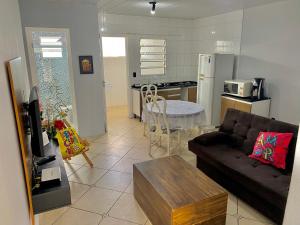 sala de estar con sofá y cocina en Apartamento Floripa 11, en Florianópolis