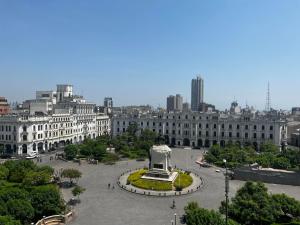 una vista de una ciudad con un monumento en el medio en Terrace Plaza Historic, en Lima