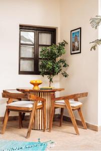 マラケシュにあるRiad Deha & Spaのダイニングルーム(鉢植えのテーブル、椅子付)