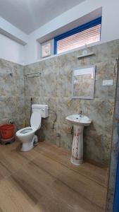 Koupelna v ubytování Safarnama Retreat Homestay - All Rooms with Mountain View