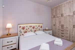 una camera con letto bianco e armadi in legno di House 55 ad Árta