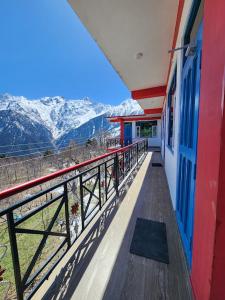 Balkón nebo terasa v ubytování Safarnama Retreat Homestay - All Rooms with Mountain View
