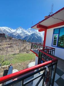 Балкон или терраса в Safarnama Retreat Homestay - All Rooms with Mountain View