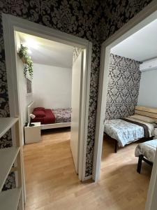 Habitación con 2 camas y pasillo con espejo. en Dea Dreams APARTMENT Marghera WiFi Metro a 2 passi en Milán
