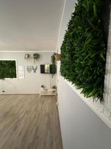 una sala de estar con una planta en la pared en DEA DREAMS - Marghera WiFi Metro a 2 passi, en Milán