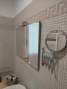 een badkamer met een spiegel en een wastafel bij appartamento incantevole a due passi dal mare a Viserbella vicino fiera Rimini in Rimini