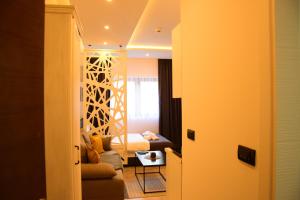 uma sala de estar com um sofá e uma cama num quarto em Apartman Suny N58- SPA -Gratis em Kopaonik