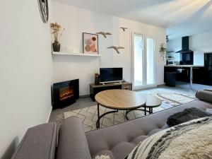 un soggiorno con divano e tavolo di Appartement pour 4 Disneyland Paris a Montry