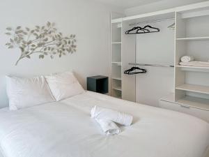 un letto bianco con un asciugamano sopra di Appartement pour 4 Disneyland Paris a Montry