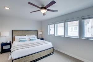 um quarto com uma cama e uma ventoinha de tecto em Riverfront Sheboygan Townhome with Grill! em Sheboygan