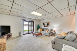 ein Wohnzimmer mit 2 Sofas und einem TV in der Unterkunft Lakeside Spring City Home Private Boat Ramp! in Spring City