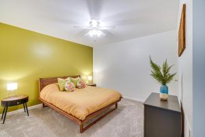 1 dormitorio con cama y pared verde en Lakeside Spring City Home Private Boat Ramp! en Spring City