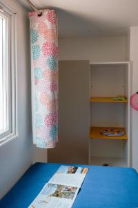 um quarto com uma cama com uma cortina e uma janela em U Pezzo em Saint-Florent