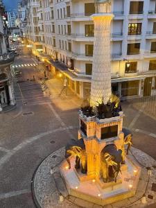 un gran monumento en medio de una calle en Welcome, en Chambéry