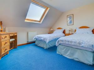 een slaapkamer met 2 bedden en een raam bij 2 Bed in Blackwater IC082 in Newport