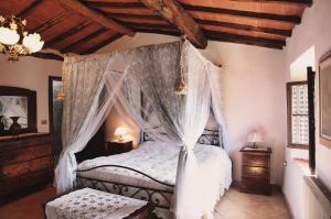 um quarto com uma cama de dossel e redes mosquiteiras em Case Vacanze Giovanni Garibaldi em Pescaglia