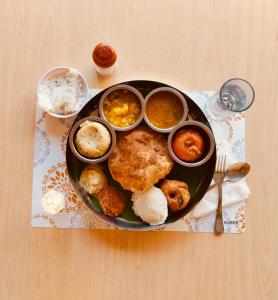 un piatto di cibo su un tavolo con del cibo di La Courtyard a Pondicherry