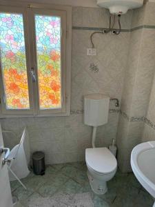 マルチャーナにあるCasa Osvaldoのバスルーム(トイレ付)、ステンドグラスの窓