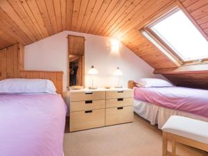 Applethwaite的住宿－3 Bed in Applethwaite SZ540，阁楼卧室设有两张床和天窗