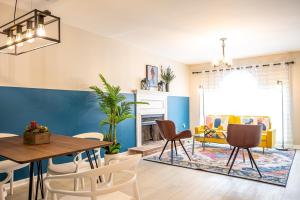 a living room with a dining table and chairs at NEW ENTIRE PLACE Cozy QUIET 2B2B TOWNHOUSE SP1267 in Norcross