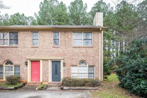 a brick house with a red door at NEW ENTIRE PLACE Cozy QUIET 2B2B TOWNHOUSE SP1267 in Norcross
