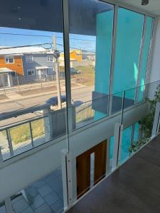 uma vista exterior de um edifício com janelas de vidro em Río Grande Buena Vista em Rio Grande