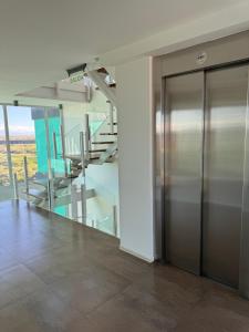 um quarto vazio com uma escada e um elevador de metal em Río Grande Buena Vista em Rio Grande