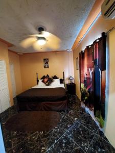 ein Schlafzimmer mit einem Bett in einem Zimmer in der Unterkunft Cas Bed and Breakfast in Corral Spring
