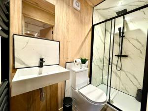 A bathroom at Stunning Secret Studio - Beach Retreat - Sleeps 4