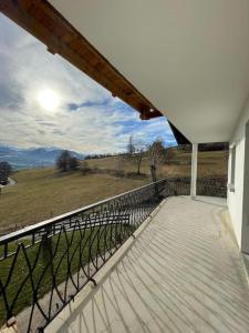 een balkon van een huis met uitzicht op een veld bij Le Panoramique, Calme - Spacieux in Chateauroux-les-Alpes