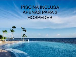 uma imagem de uma piscina junto ao oceano em Tropical Executive Hotel flat em Manaus