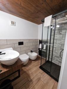 bagno con 2 lavandini e doccia di Residenza Allegra a Genova