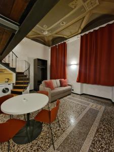 un soggiorno con divano e tavolo di Residenza Allegra a Genova